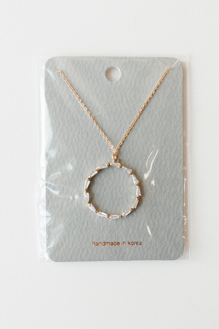 mode, ring of sparkle necklace