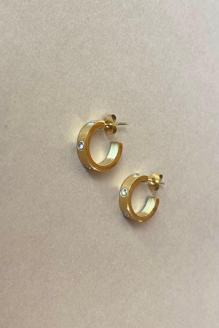 mode, corinne gold hoops