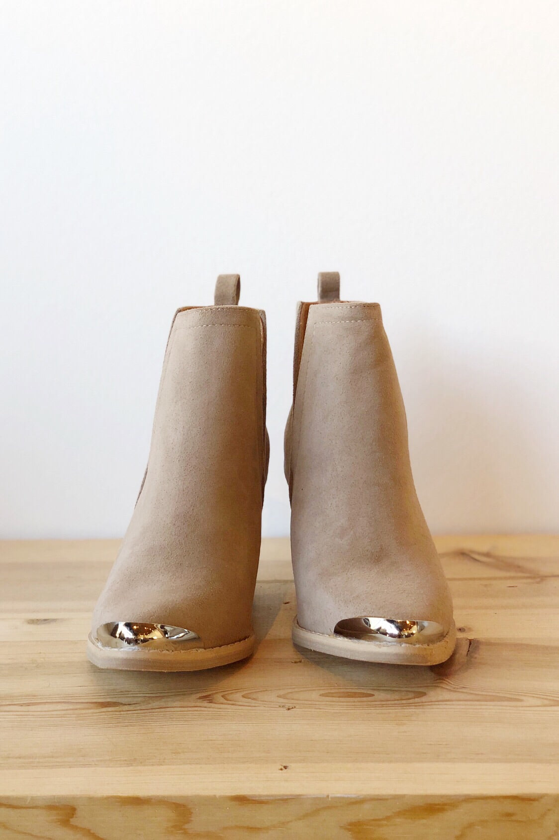 mode, click side cut bootie