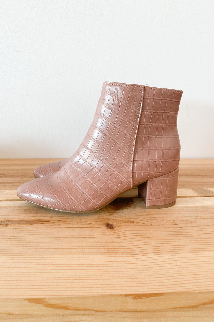 mode, feeling rosey bootie