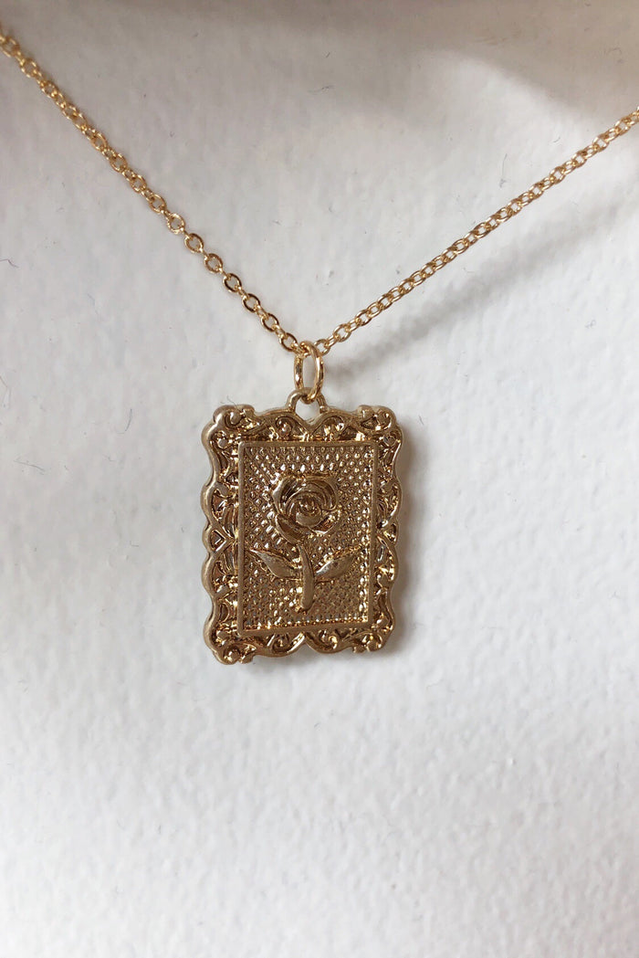 mode, roses necklace
