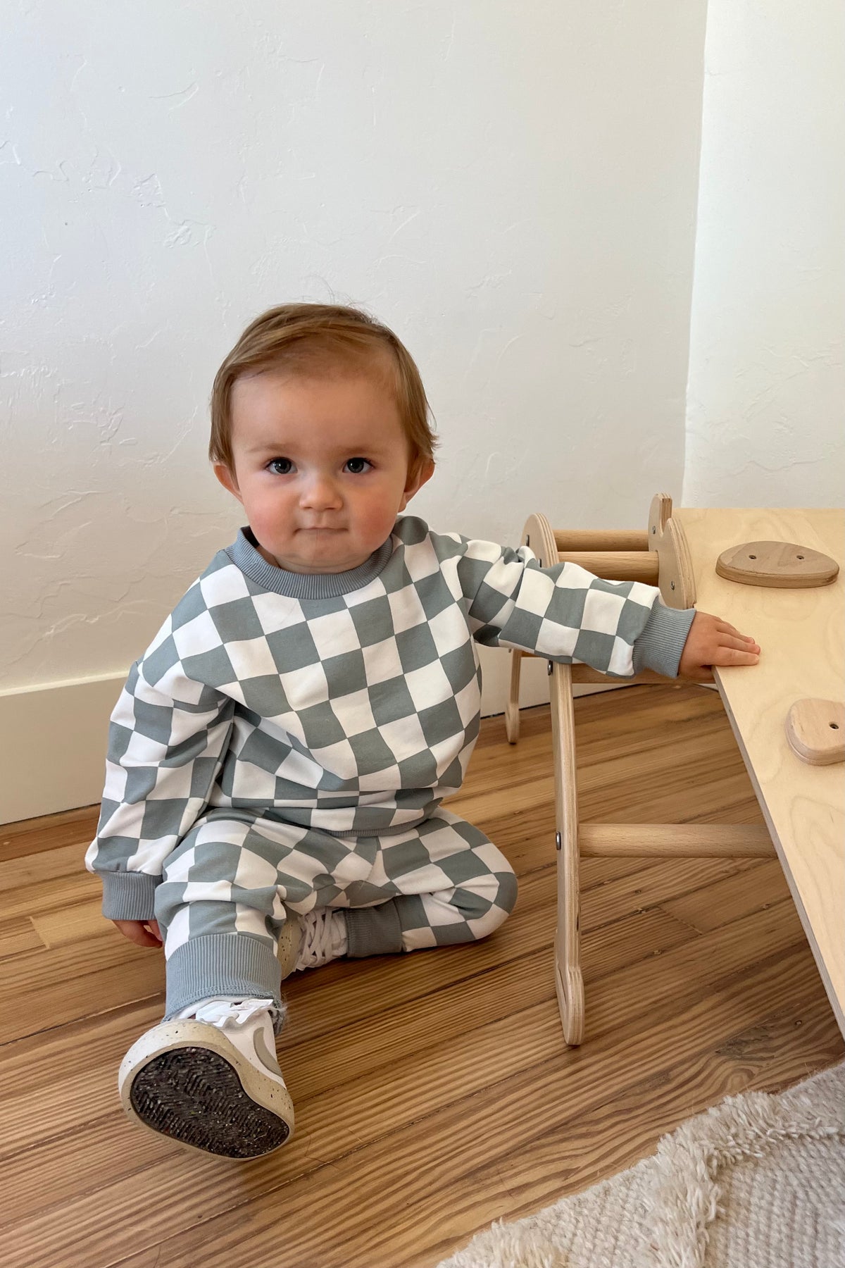 mode, checkered pullover