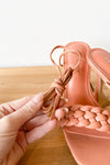 mode, tied with a bow heel