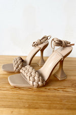 mode, tied with a bow heel