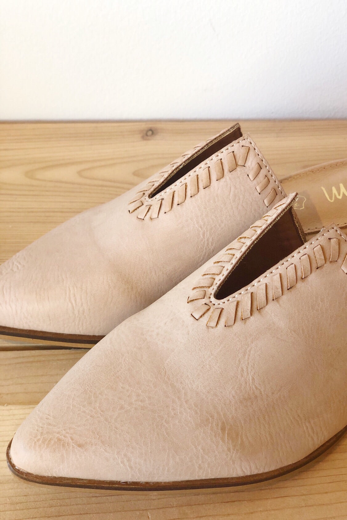 mode, Sophia v cut pointed mule