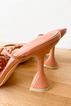 mode, tied with a bow heel