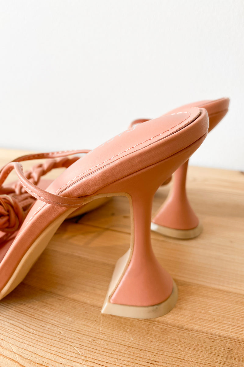 mode, tied with a bow heel