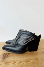 mode, kiara western mule