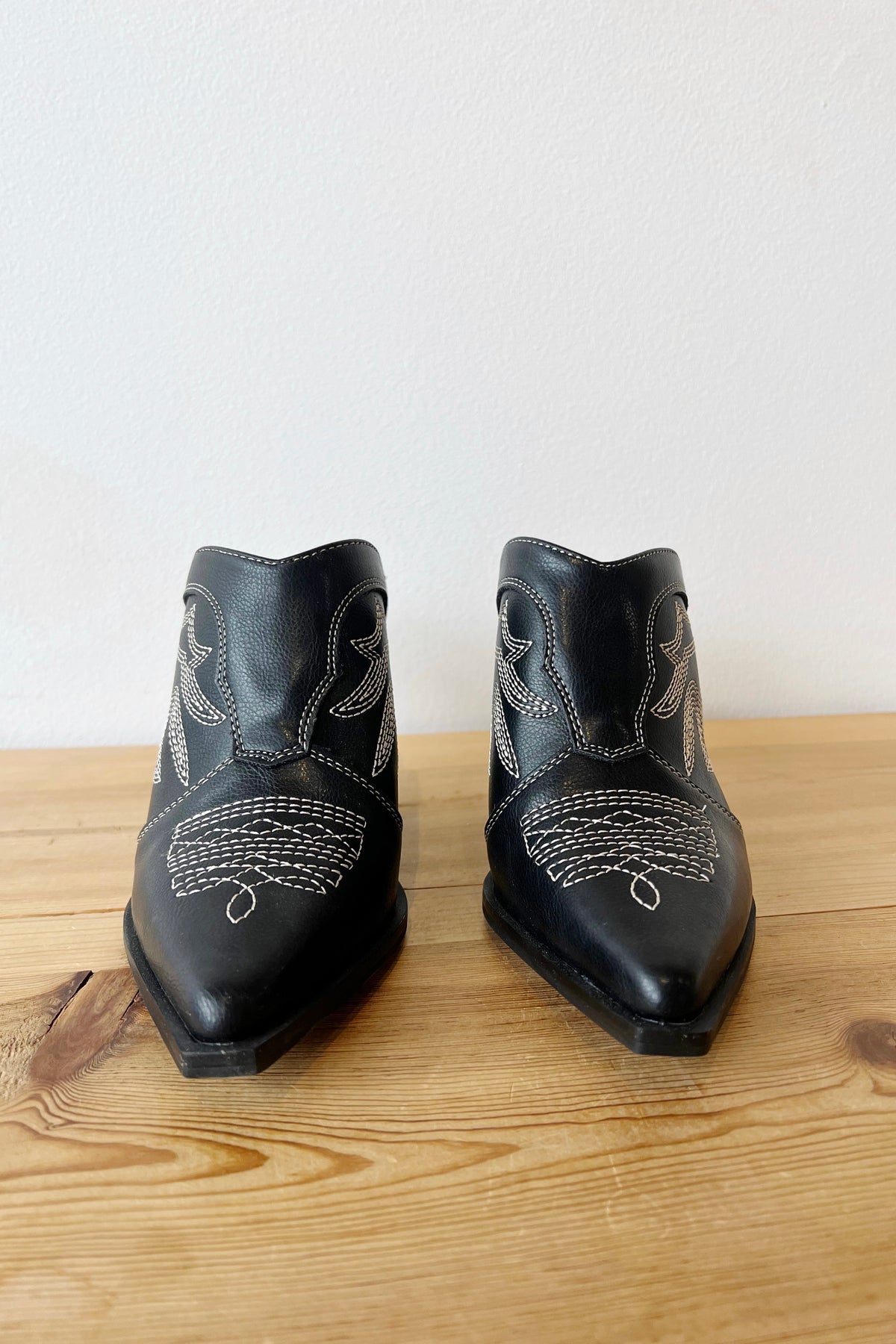 mode, kiara western mule
