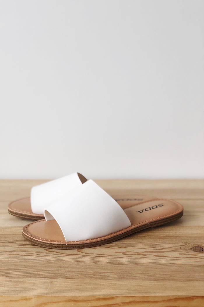 mode, Humble heart sandals