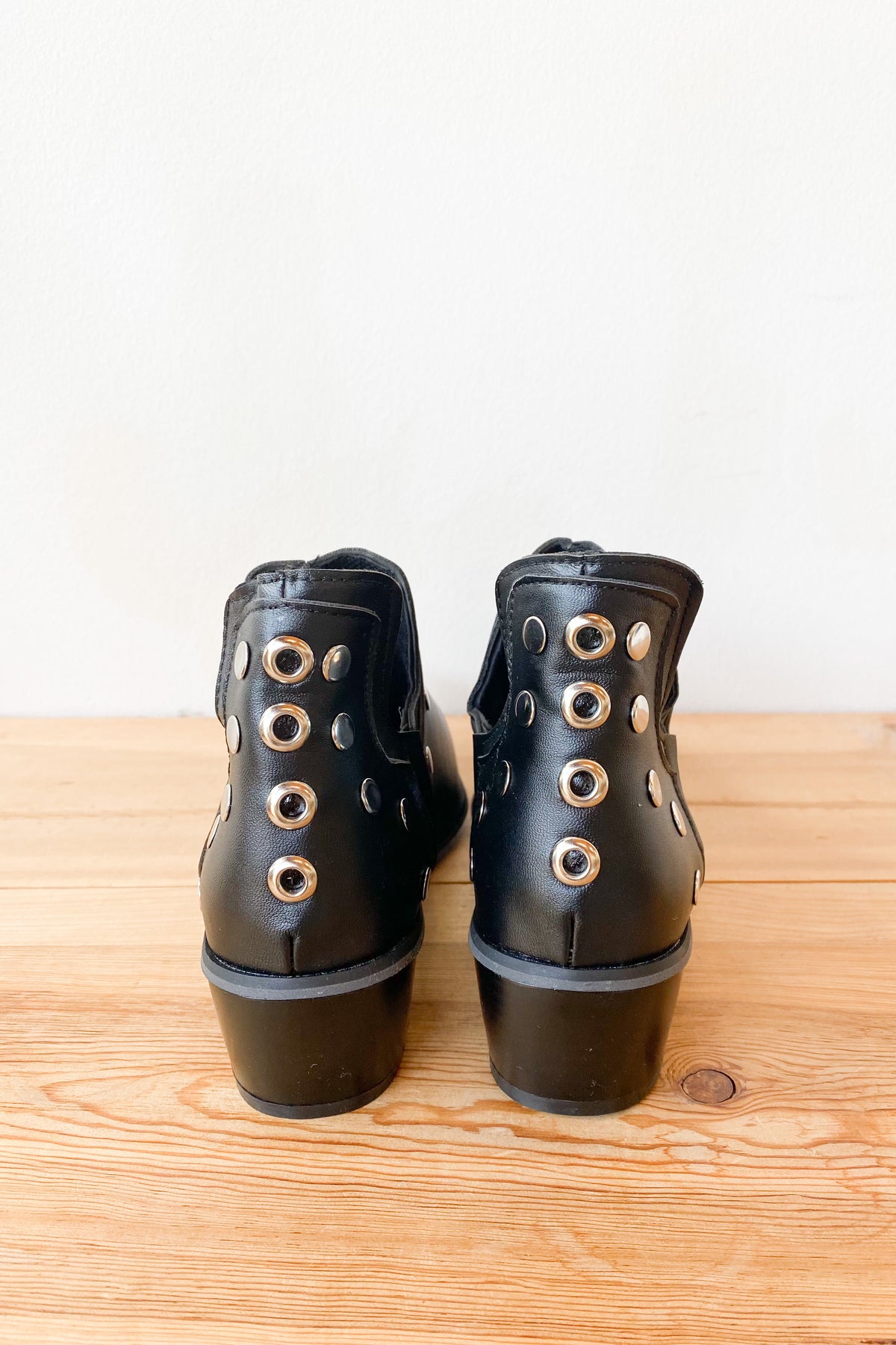 mode, stud deck boot