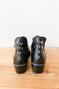mode, stud deck boot