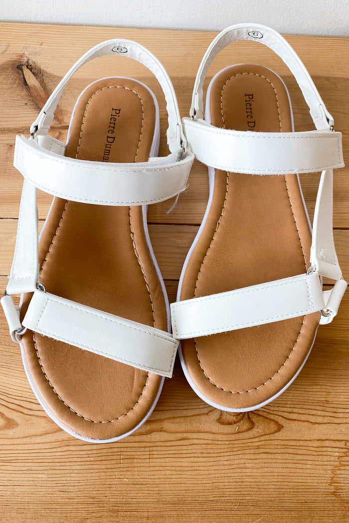 mode, strapped in sandal