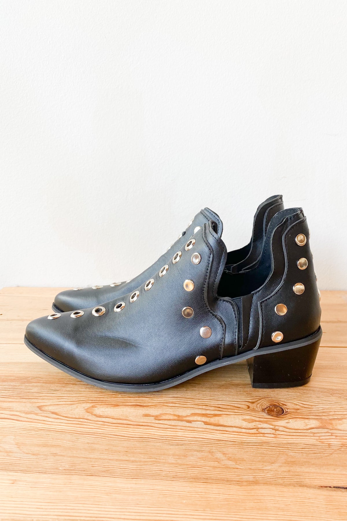 mode, stud deck boot