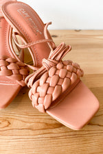 mode, tied with a bow heel