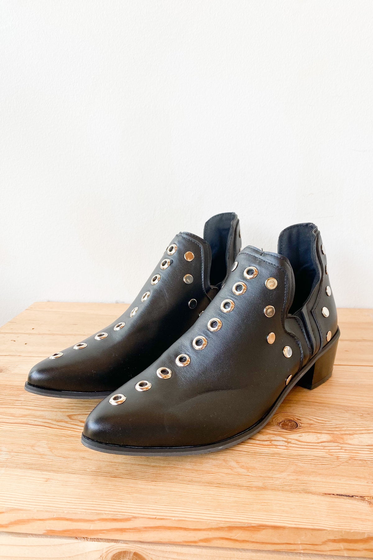 mode, stud deck boot