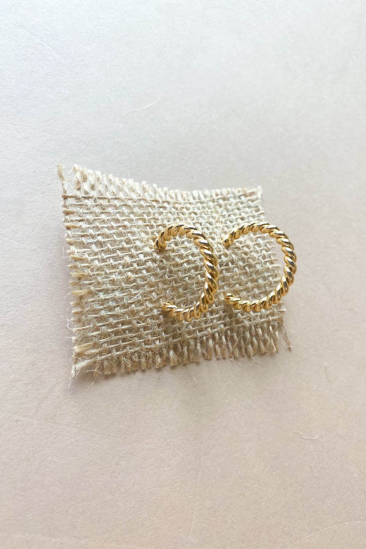 mode, mia gold hoops