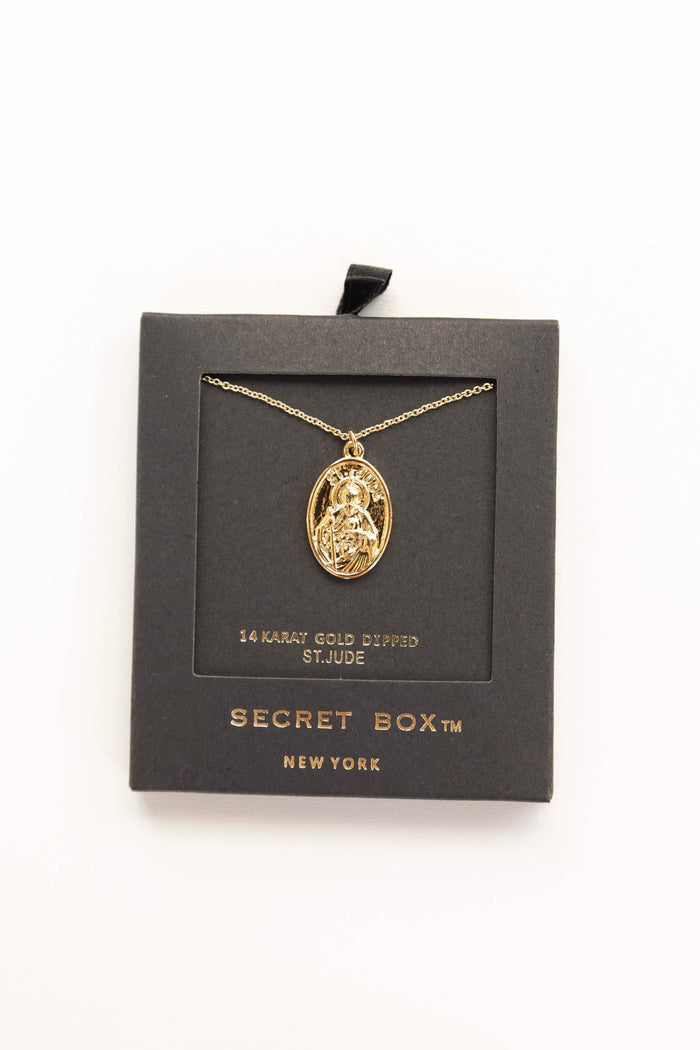 mode, oval coin necklace