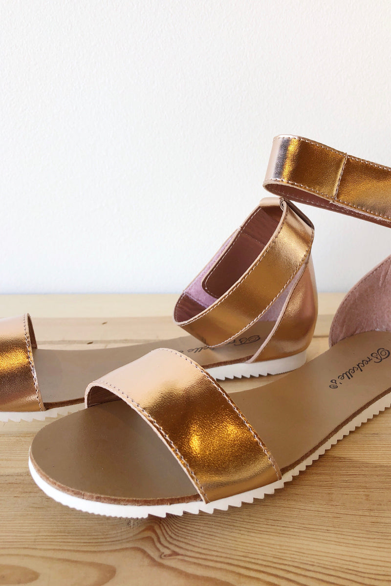 mode, Gratitude sandals