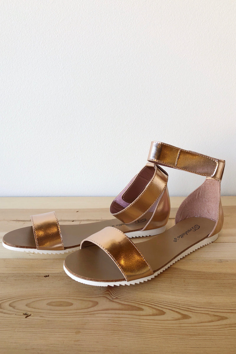 mode, Gratitude sandals