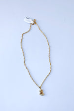 mode, praying hands necklace