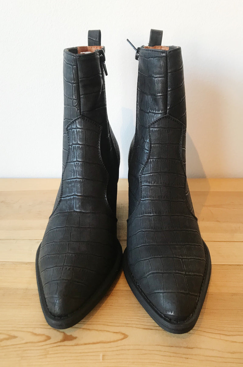 mode, off the wall bootie