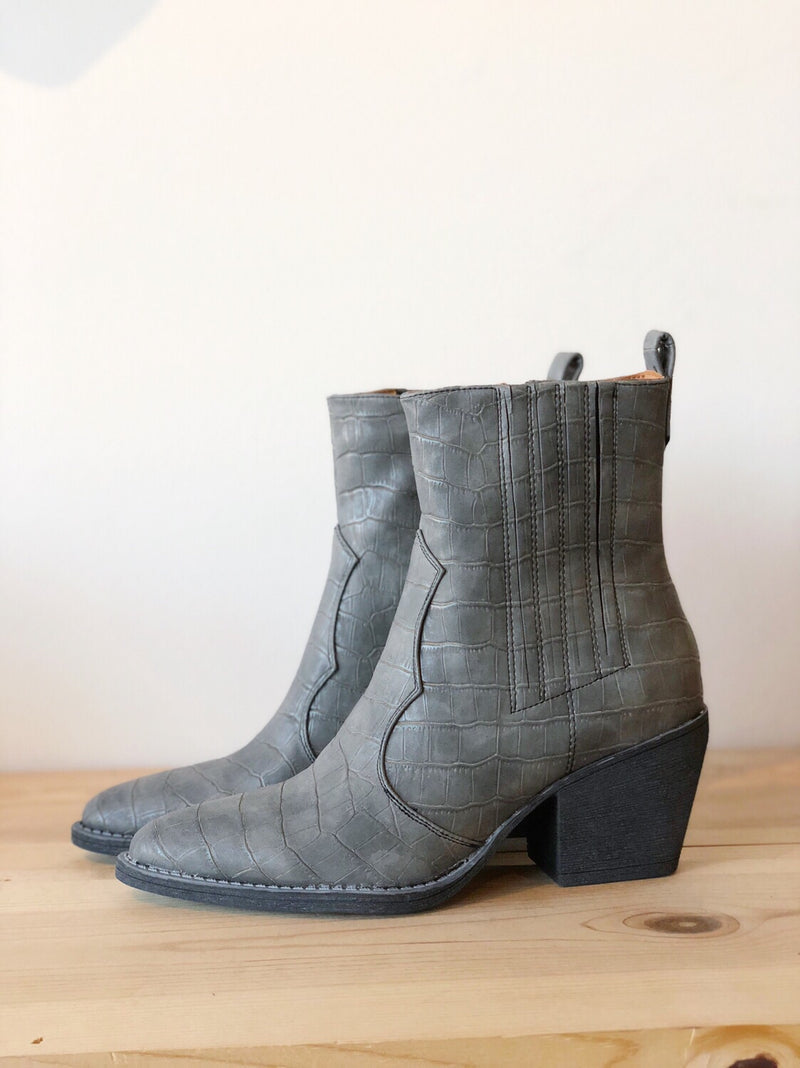 mode, off the wall bootie