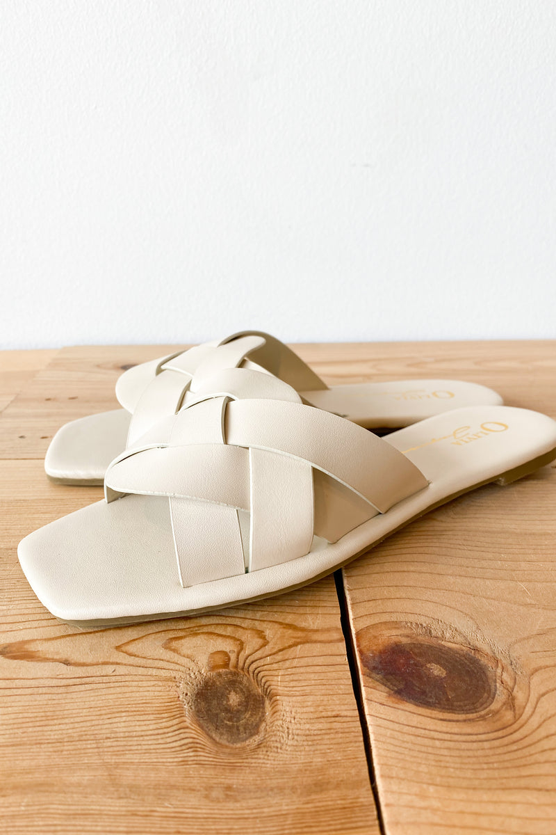 mode, walks on the beach sandal