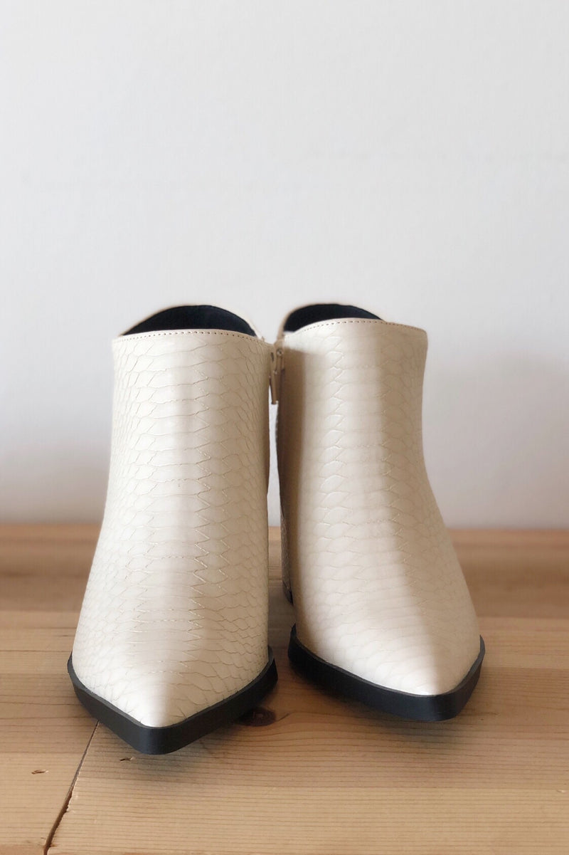 mode, compliments bootie