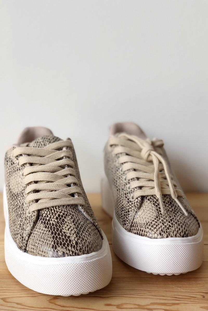 mode, enlighten me sneaker