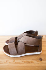 mode, take a step back sandal