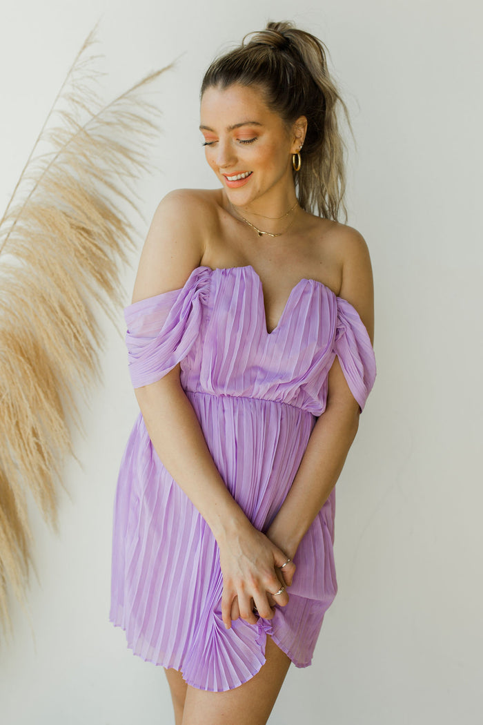 mode, pretty pleats dress